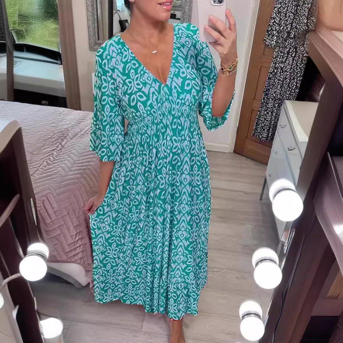 Großes Kleid mit Blumenmuster, für den Urlaub am Meer, Strandkleider